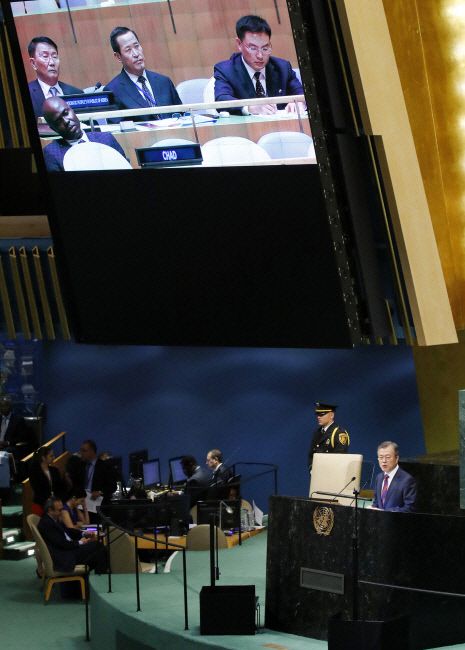 문재인 대통령이 26일 오후(현지시간) 미국 뉴욕에서 열린 제73차 유엔총회에서 기조연설을 하고 있다. 회의장 스크린에는 문 대통령의 연설을 경청하는 북한 대표부의 얼굴이 비치고 있다. 연합뉴스. 2018.9.26