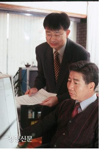 2002년 2월 노무현 민주당 고문이 ‘노사모’ 공식 홈페이지를 살펴보고 있다. 경향신문 자료사진