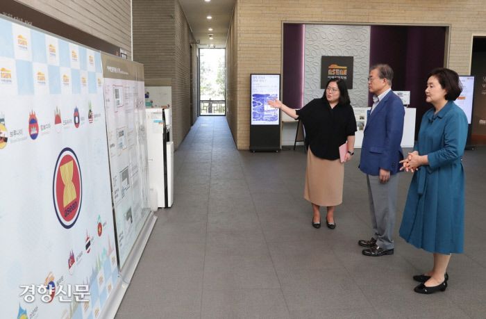 문재인 대통령과 부인 김정숙 여사가 한-아세안 특별정상회의와 한-메콩 정상회의를 두달 여 앞둔 14일 오후 부산 해운대구 아세안문화원을 방문해 시설을 점검하고 있다. 청와대 제공. 2019.9.14