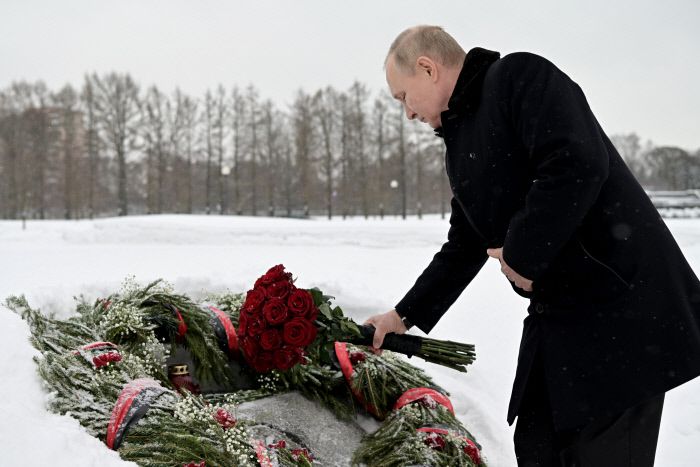 블라디미르 푸틴 러시아 대통령이 지난 27일(현지시간) 레닌그라드 공격 78주년을 맞아 당시 희생자들이 묻힌 공동묘지에 헌화하고 있다. 타스연합뉴스