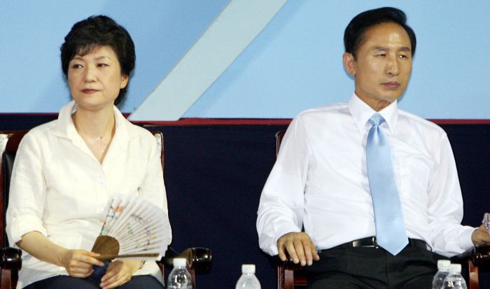 2007년 8월 3일 박근혜 전 한나라당 대표와 이명박 전 서울시장이 충북 청주실내체육관에서 열린 한나라당 대통령 후보 충북합동연설회에 참석하고 있다. 연합뉴스