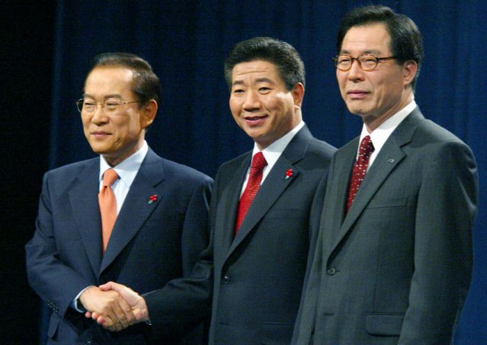 2002년 12월10일 진행된 16대 대선 후보 합동토론회. 왼쪽부터 이회창 한나라당 후보, 노무현 새천년민주당 후보, 권영길 민주노동당 후보. 경향신문 자료사진