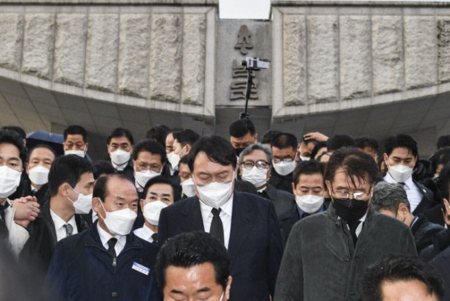 윤석열 국민의힘 윤석열 대선후보가 지난해 11월 10일 광주 북구 국립 5·18 민주묘지 참배를 마친 뒤 걸어 나오고 있다. 윤 후보는 이날 5·18 민주묘지 추모탑에 헌화·분향하려 했으나 반대하는 시민들에 가로막히면서 추모탑까지 가지 못했다. 사진공동취재단