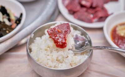따스한 밥 위에 생고기 한 점 올려 먹으면 천하일미다.