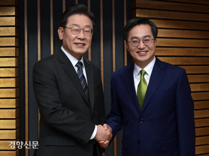 더불어민주당 이재명 대선후보(왼쪽)와 새로운물결 김동연 대선후보가 2월 2일 오후 서울시 양천 목동 CBS에서 열리는 양자 정책토론회에 앞서 악수하고 있다.  / 국회사진기자단