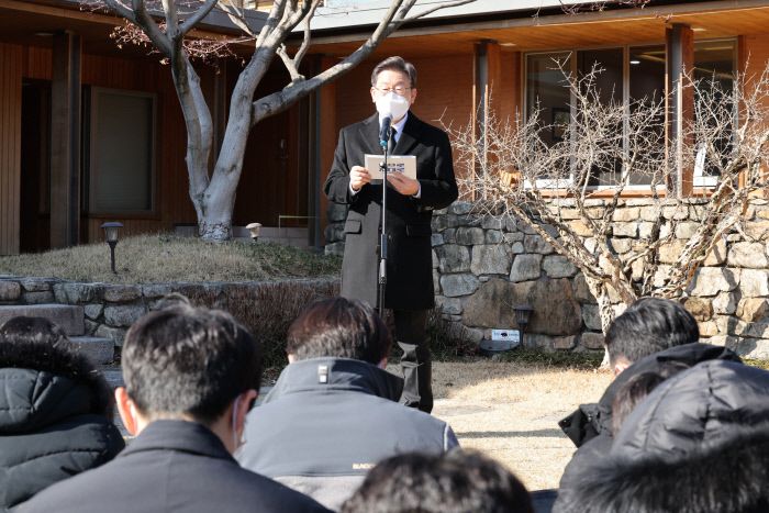 이재명 더불어민주당 대선 후보가 6일 경남 김해 봉하마을에서 고 노무현 전 대통령 묘소를 참배한 뒤 ‘남부 수도권’ 구상을 발표하고 있다. 연합뉴스