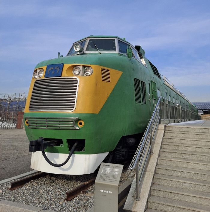 ‘대통령 전용 디젤전기동차’. 문화재청은 “1969년부터 2001년까지 역대 대통령의 지역 순방시 사용을 목적으로 운행되었다. 열차 내부는 대통령 집무실, 침실, 수행원실 등의 구조로 제작되어 역대 대통령(박정희~김대중)의 재임 기간 지역 순시를 함께한 역사적 가치가 있는 유물”이라고 했다. 문화재청 제공