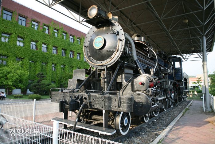 터우5형 증기기관차 700호. 문화재청은 “1914년 제작되어 1919년부터 1935년까지 운행된 현존하는 국내 유일의 터우형 증기기관차이다. 운행종료 후에는 철도학교 박물관으로 이전하여 단면을 절개해 내부구조와 작동원리 이해를 위한 교육용으로 80년 이상 활용되고, 최초 국내 제작된 터우6형 탄생의 마중물 역할을 한 기관차로서 역사적 가치가 크다”고 했다.문화재청 제공.