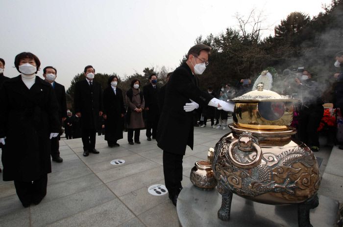 이재명 더불어민주당 대선 후보가 14일 오전 서울 동작구 국립서울현충원 박정희 전 대통령 묘역에서 참배하고 있다. 국회사진기자단