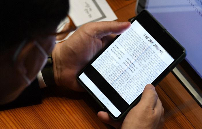 본회의 하며 ‘더 좋은 단일화’ 고민 중? 정진석 국회부의장이 14일 국회 본회의장에서 휴대전화로 대선 후보 단일화 관련 기사를 읽고 있다. 국회사진기자단