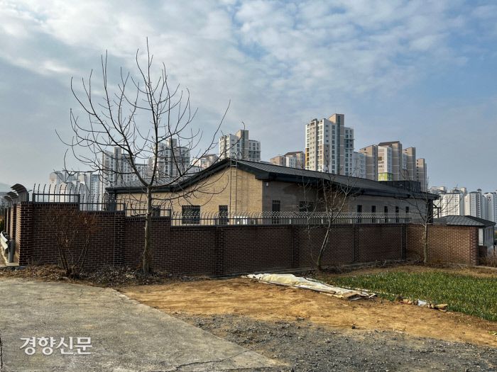 지난 14일 전직 대통령 박근혜씨의 사저로 알려진 대구 달성군 유가읍 쌍계리 한 전원주택 뒤편의 모습.