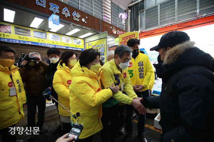 심상정 후보 남편 이승배씨가 15일 전주 중앙버드나무시장에서 심 후보와 함께 상인들에게 인사를 하고 있다. 정의당 제공