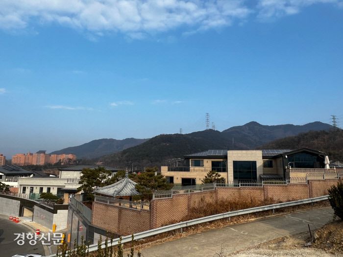 지난 14일 전직 대통령 박근혜씨의 사저로 알려진 대구 달성군 유가읍 쌍계리 한 전원주택(오른쪽)의 모습. 왼쪽 건물은 경호동으로 활용될 것으로 추정된다.