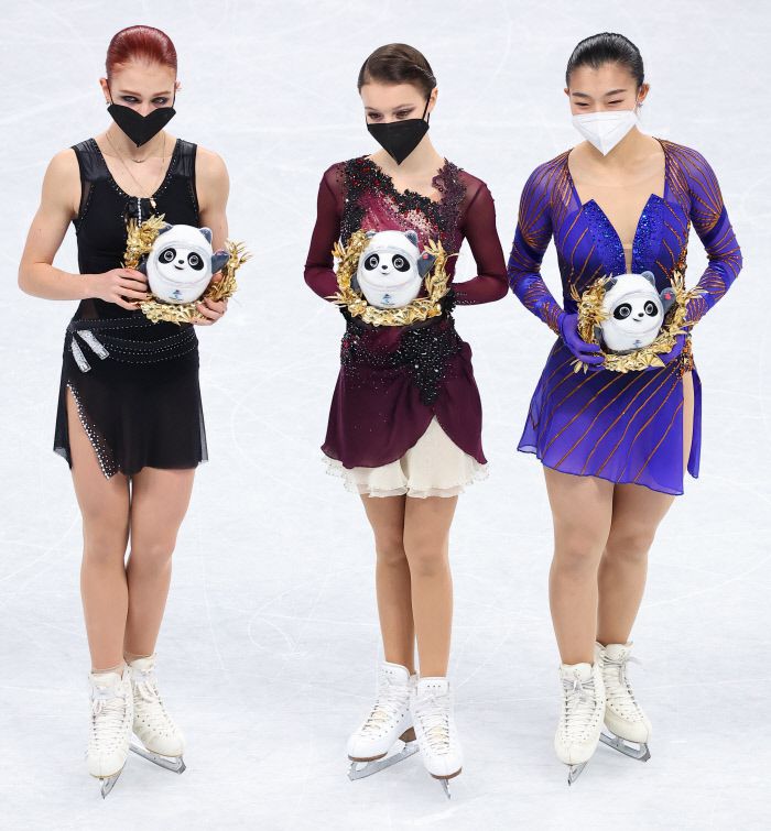 17일 오후 중국 베이징 캐피털 실내경기장에서 열린 2022 베이징 동계올림픽 피겨스케이팅 여자 싱글 프리스케이팅이 끝난 뒤 열린 플라워세리머니에서 메달 수상자들이 기념촬영을 하고 있다.    왼쪽부터 은메달 러시아올림픽위원회 알렉산드라 트루소바, 금메달 안나 셰르바코바, 동메달 사카모토 가오리. 베이징|연합뉴스