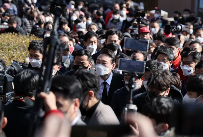 국민의힘 윤석열 대선 후보가 18일 오후 경북 구미시 박정희 전 대통령 생가를 방문하고 있다. 공동취재