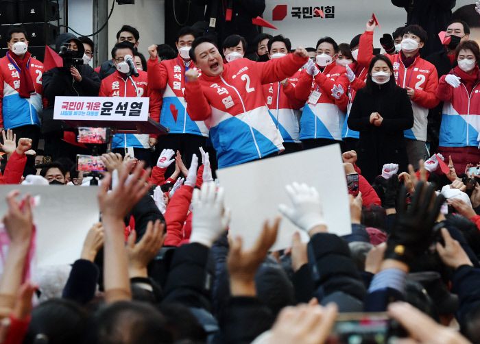 국민의힘 윤석열 대선후보가 2월 15일 오후 부산 서면 젊음의거리에서 열린 거점 유세에서 지지자들의 환호에 어퍼컷 세리머니로 답하고 있다. / 사진공동취재