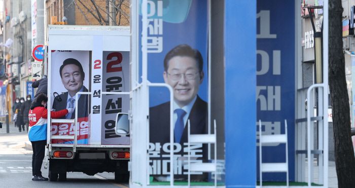 국민의당 안철수 대선후보의 유세차 ‘사망 사고’로 여야 후보들이 유세차 스피커를 끄고 ‘차분한’ 선거운동을 하기로 한 2월 16일 서울 시내에 민주당 이재명 후보와 국민의힘 윤석열 후보의 유세차량이 세워져 있다. / 연합뉴스