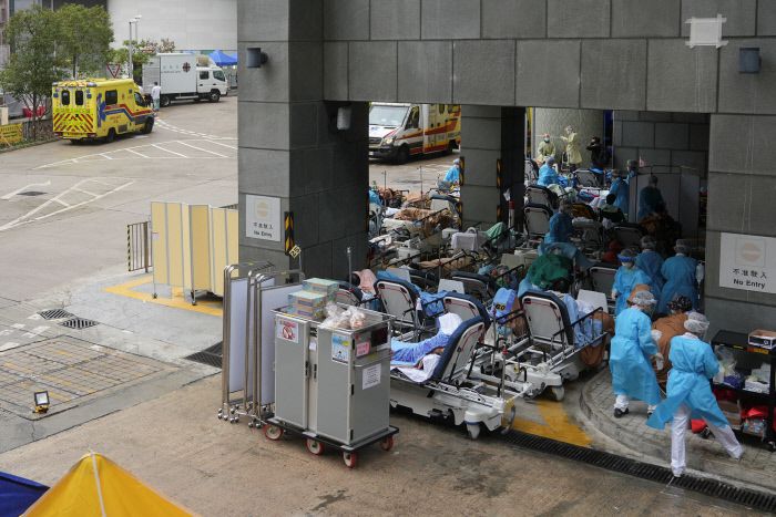 코로나19 확진자 급증으로 비상이 걸린 홍콩 시내의 한 병원에서 지난 17일 의료진이 야외 병상에 누워있는 환자들을 돌보고 있다. 로이터연합뉴스