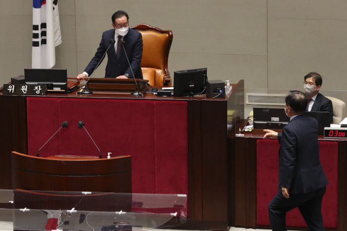 맹성규 더불어민주당 예결위 간사가 지난 18일 서울 여의도 국회에서 열린 제3차 예산결산특별위원회 회의에서 이종배 예산결산특별위원회 위원장이 여당의 의사일정 변경동의안 제출에 대한 표결을 하지 않고 정회를 선언하자 항의하고 있다.  국회사진기자단