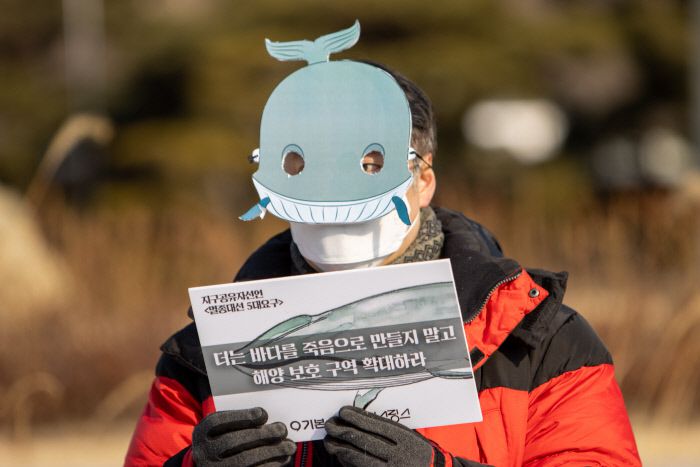 밍크고래 모양의 가면을 쓴 사람이 밍크고래가 겪는 절박한 상황에 대해 설명하고 있다. 기본소득당 제공