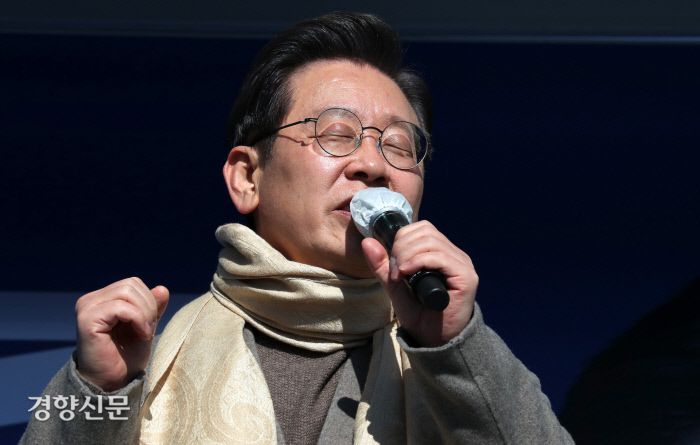 이재명 더불어민주당 대통령후보가 24일 충북 충주시 산척면 치안센터앞에서 열린 ‘충청의 사위, 산척의 사위 이재명이 왔습니다’ 유세에서 노래 ‘울고 넘는 박달재’를 부르고 있다./박민규 선임기자