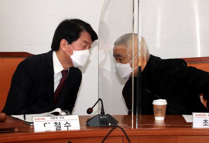 안철수 국민의당 대선 후보(왼쪽)가 24일 국회에서 열린 중앙선거대책위원회 회의에서 최진석 상임선대위원장과 이야기하고 있다. 국회사진기자단