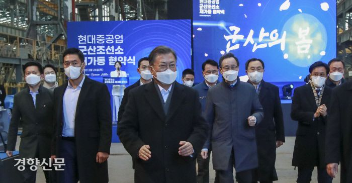 24일 군산조선소 재가동 협약식에 참석한 문재인대통령이 군산조선소를 둘러보고 있다. 전북도 제공
