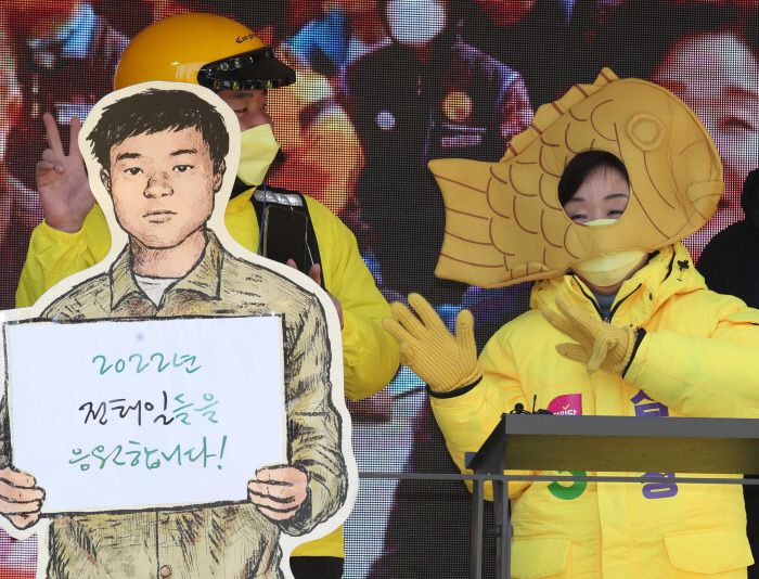 심상정 정의당 대선 후보(오른쪽)가 24일 서울 구로 지플러스타워 앞 유세에서 배달 노동자가 준 붕어빵 모양의 모자를 쓰고 손을 흔들고 있다. 국회사진기자단