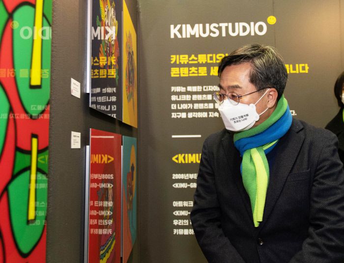 김동연 새로운물결 대선 후보가 24일 서울 코엑스에서 열린 ‘2022 서울리빙디자인페어’에서 전시 작품을 보고 있다. 새로운물결 제공