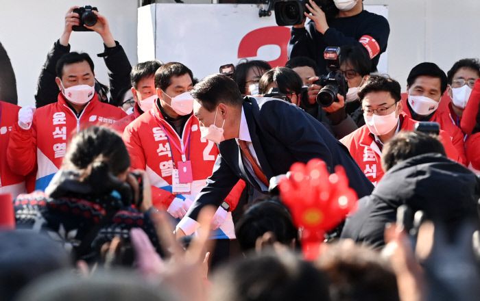 윤석열 국민의힘 대선 후보가 24일 경기도 수원시 팔달문에서 지지자들과 인사를 하고 있다. 국회사진기자단
