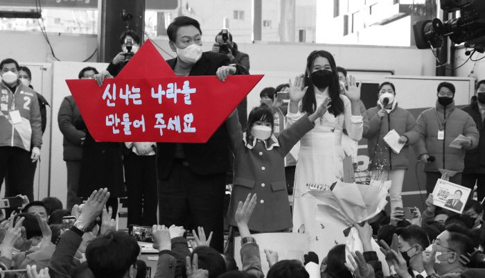 국민의힘 윤석열 대선 후보가 27일 포항 유세에서 지지자들에게 인사하고 있다. 권호욱 선임기자