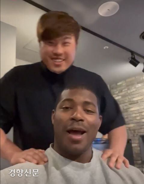 류현진이 지난 3일 대전에서 야시엘 푸이그와 만나 장난을 치며 반가움을 표시하고 있다. 푸이그 SNS 캡처