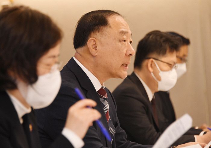 홍남기 경제부총리 겸 기획재정부 장관이 4일 정부서울청사에서 물가관계장관회의를 주재하고 있다. 기획재정부 제공