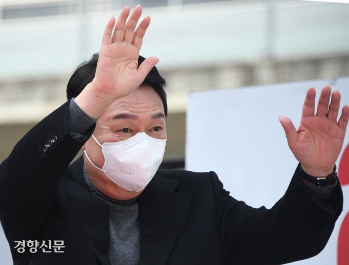 윤석열 국민의힘 대선 후보가 8일 부산시 연제구 세병로에서 열린 “국민이 승리 합니다” 유세에서  지지를 호소하고 있다. 권호욱 선임기자