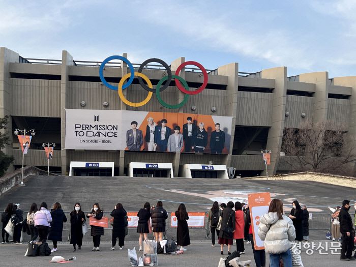 10일 그룹 방탄소년단(BTS) 콘서트가 열리는 서울 송파구 잠실종합운동장 주경기장 인근에서 팬들이 기념촬영을 하고 있다. 오경민 기자
