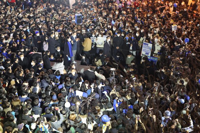 박지현씨가 대통령 선거 하루 전인 2022년 3월 8일 서울 마포구 홍익대 앞 걷고싶은 거리 광장 무대에 올라 이재명 후보의 마지막 유세를 지원하고 있다. 연합뉴스