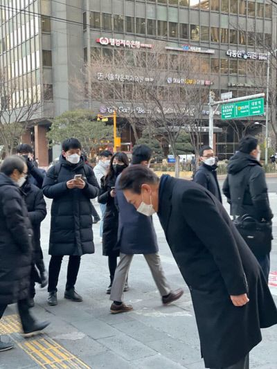 지난 1월 6일 오전 서울 여의도역 5번 출구에서 윤석열 당시 국민의힘 후보가 출근인사를 하고 있다. / 윤석열 페이스북