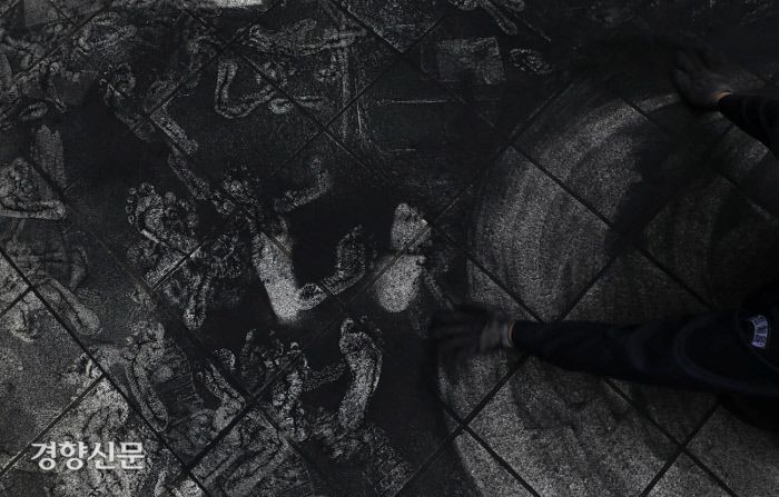 퍼모먼스 종료 후 탄가루를 청소하는 활동가. /김창길기자