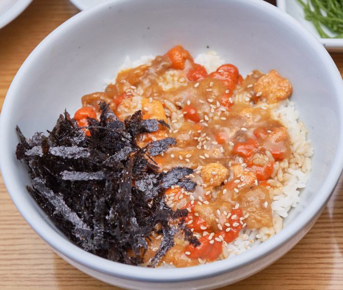 미역 많은 동네 기장에서 많이 나는 말똥성게 ‘양장구’를 듬뿍 담은 비빔밥.