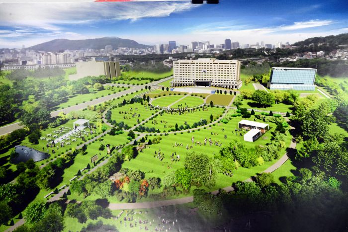 20일 오전 서울 종로구 삼청동 대통령직인수위원회에서 열린 대통령 집무실 용산 이전 관련 기자회견 중 용산 지역 설명자료가 연단에 비치돼 있다. 국회사진기자단