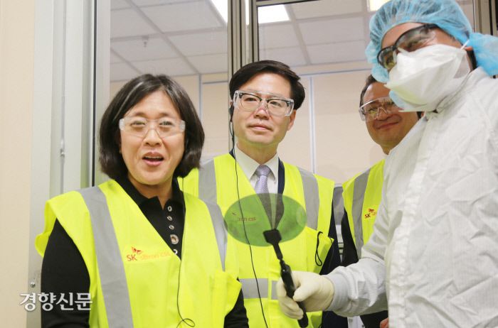 여한구 산업통상자원부 통상교섭본부장(왼쪽에서 두번째)과 캐서린 타이(Katherine Tai) 미국 무역대표부(USTR) 대표(맨 왼쪽)가 지난 16일(현지시간) 미국 미시간주의 SK 실트론 현지 공장을 방문해 관계자의 안내로 주요시설 등을 둘러보고 있다. 산업부 제공.