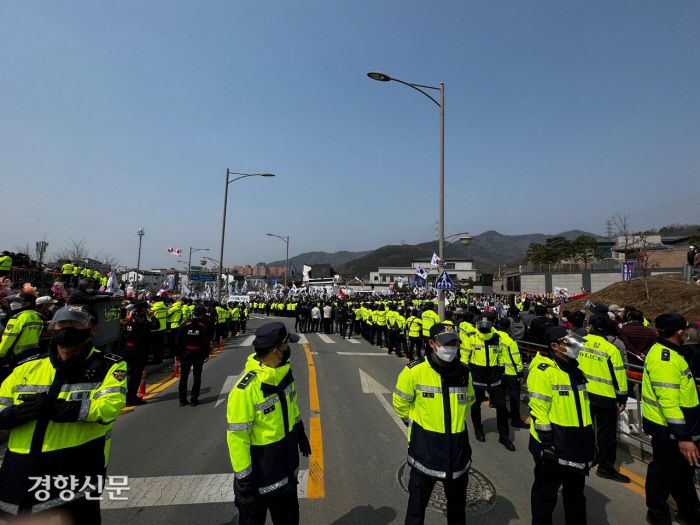 24일 전직 대통령 박근혜씨의 사저 인근에 1000명이 넘는 시민들이 모여 있다. 백경열 기자