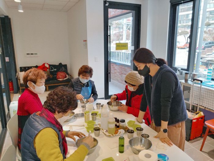 서울 수유1동 빨래골 생활문화공작소 3층에 문 연 자원순환가게 ‘환장’에서 주민들이 천연비누 만들기를 진행하고 있다. |수유도시재생지원센터 제공