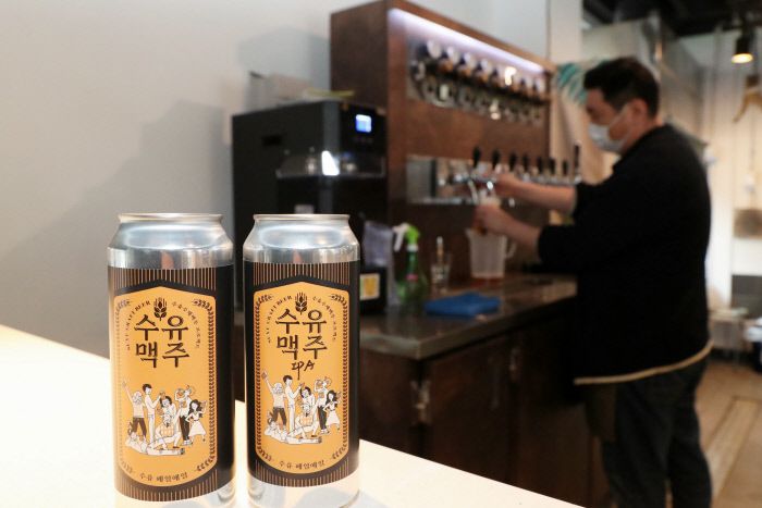 서울 수유1동 ‘빨래골 생활문화공작소’ 2층 수제맥주 펍 ‘수유맥주’에서 판매하는 수제맥주는 이 지역 주민들이 자체 개발한 제품이다. |강북구 제공