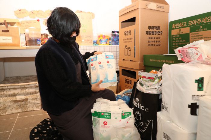 서울 수유1동 빨래골 생활문화공작소 3층에 문 연 자원순환가게 ‘환장’에서 이상미 환장 사회적협동조합 이사장이 지난 18일 들어온 우유팩을 정리하고 있다. |강북구 제공