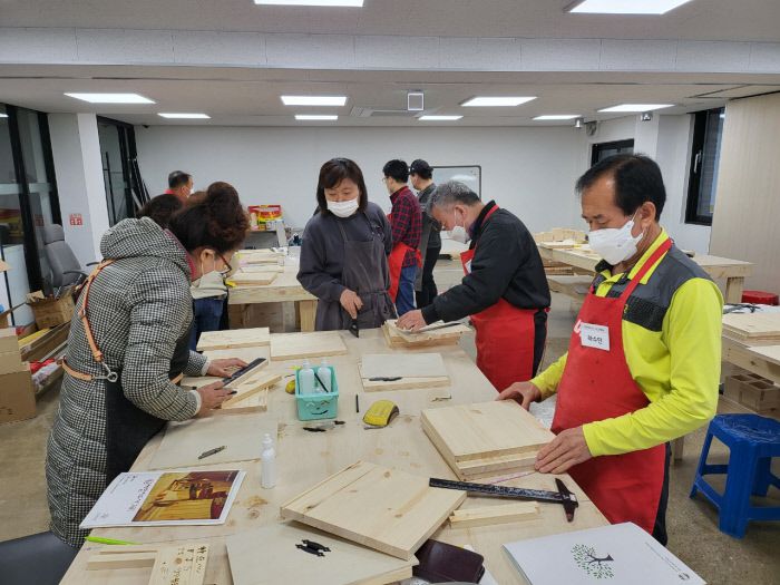 서울 수유1동 빨래골 생활문화공작소 1층에 자리잡은 ‘함수 목공방’에서 주민들이 목공 교육을 받고 있다. |수유도시재생지원센터 제공