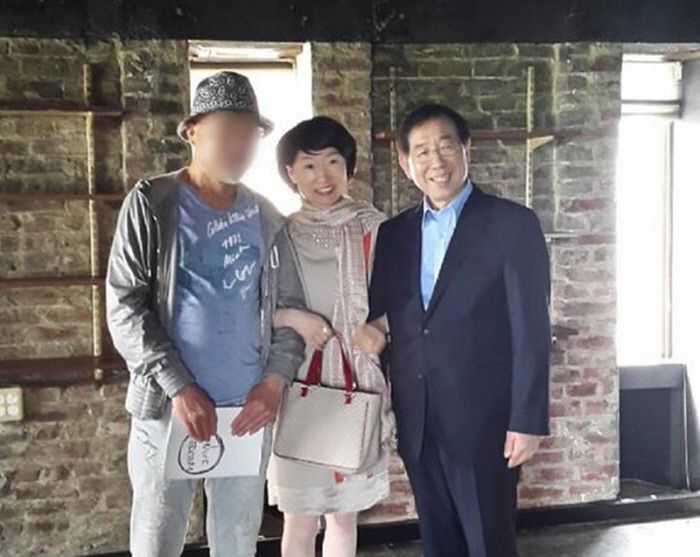 진혜원 수원지검 안산지청 부부장검사(47·가운데)가 지난 13일 자신의 페이스북에 올린 사진에서 고(故) 박원순 서울시장(64·오른쪽)과 팔짱을 끼고 있다. 페이스북 캡처