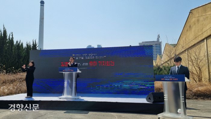 29일 도지사 출마 기자회견을 갖고 있는 김윤덕의원 뒤에 전북도 청사가 보인다.