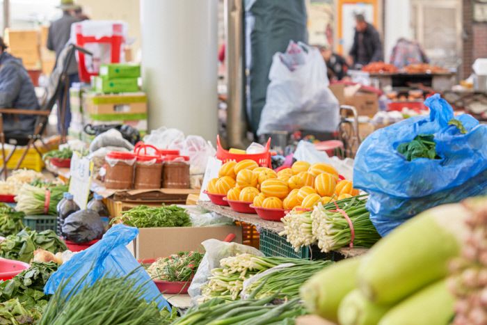 참외의 고장 성주 오일장에는 참외가 별로 없다. 그도 그럴 것이 너른 들판에서 참외가 쏟아지니 시장에서 참외를 살일이 없다.