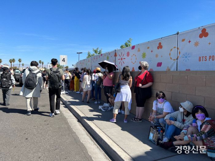 미국 라스베이거스 아레아15에 조성된 BTS 팝업스토어 앞에서 아미들이 줄을 서서 개장을 기다리고 있다. 오경민 기자.